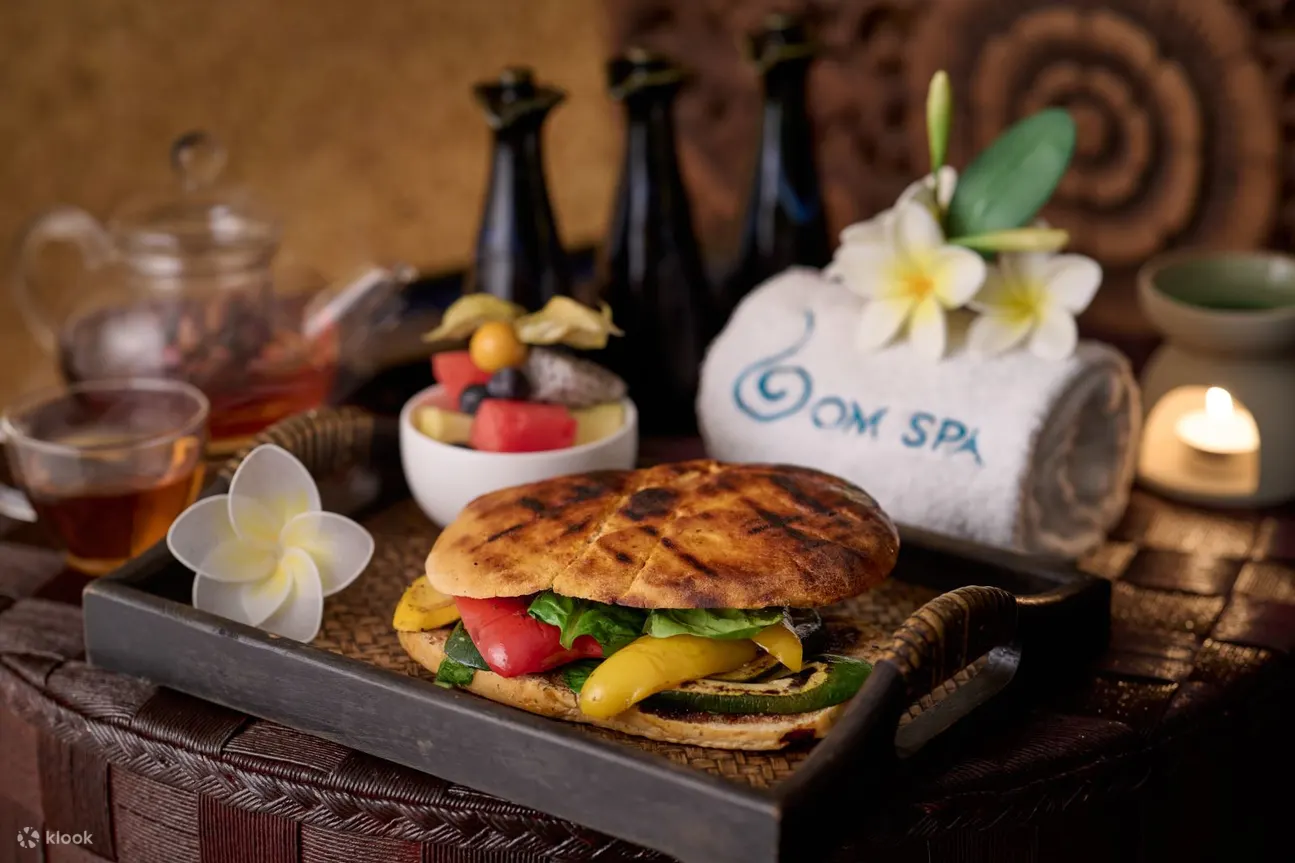 健康轻食套餐，包括花草茶一壶、地中海式素菜帕尼尼及鲜果沙律